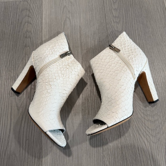 Vince White Sierra-3 Textured Leather Python Snake Print Peep Toe Booties 7.5 - Picture 3 of 10